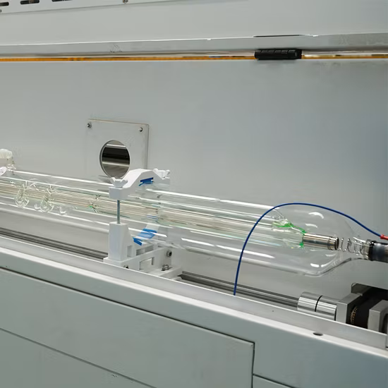 Prezzo promozionale: macchina da taglio laser CO2 CNC, sistema di taglio laser chiuso con ugelli per l'industria del mobile